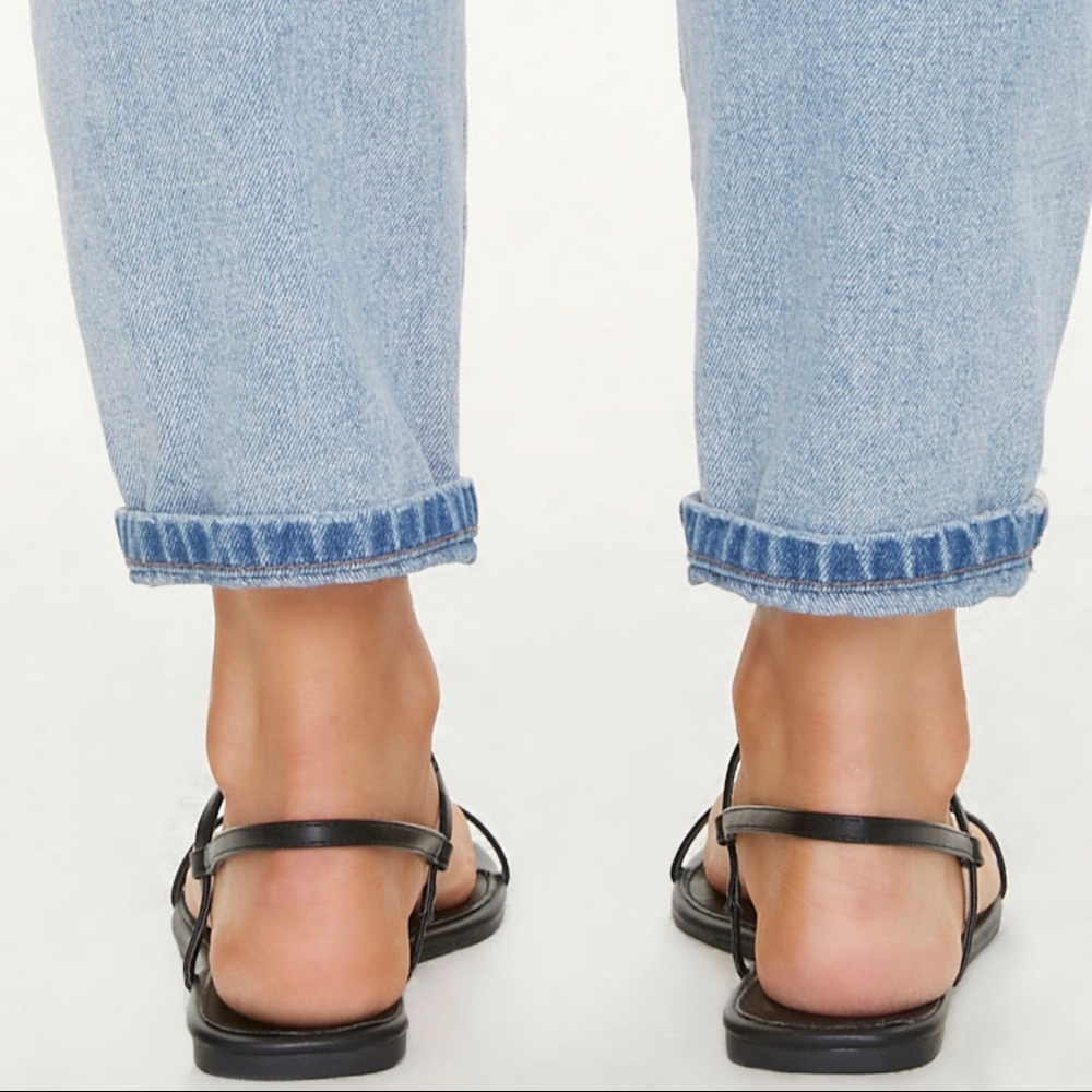 🖤 BLACK T-STRAP SANDALS 🖤 - Picture 3 of 5